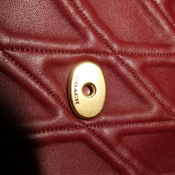 Elegant Burgundy Quilted Bag - Picture 6 of 9